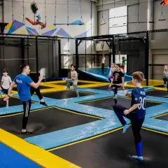 Zajęcia na trampolinach: Spalaj kalorie i wzmocnij ciało bezpiecznie!