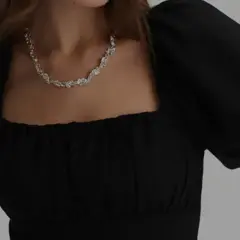 Elegancka, czarna sukienka z bufiastymi rękawami i kwadratowym dekoltem, idealna jako mała czarna sukienka dla puszystych.