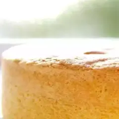 Un gâteau moelleux, parfait pour une recette génoise. Sa texture aérienne promet un délice.