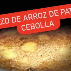 Un delicioso arroz con cebolla y patatas, recién salido del horno, listo para disfrutar.