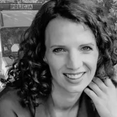 Uśmiechnięta Aleksandra Zawieruszanka, obok radiowozu. Może to jej syn jest policjantem?