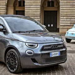 Nowy Fiat 500 obok klasycznego modelu. Czy to najtańszy elektryk?