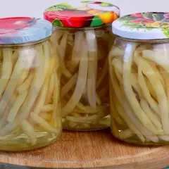 Słoiki z fasolką szparagową, gotowe do przechowywania. Prosty sposób, jak mrozić fasolkę szparagową na zimę.