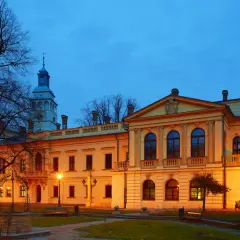 Żywiec: Pałac Habsburgów zachwyca nocą. Zwiedzanie tego miejsca to podróż w czasie.