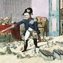 Napoleón, con su característico sombrero, parece medir su estatura en medio de un caos de mapas y soldados en miniatura.