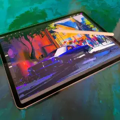 Tablet z rysunkiem ulicy i samochodu, idealny do tworzenia cyfrowych dzieł. Ranking tabletów graficznych podpowie, który wybrać.