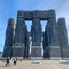 Pomnik Historii Gruzji w Tbilisi. Monumentalne kolumny z płaskorzeźbami przedstawiającymi sceny z historii kraju.