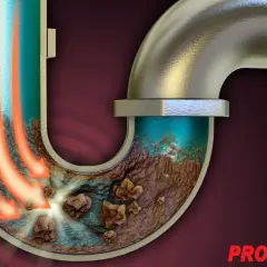 La soude pour déboucher dissout les bouchons dans un siphon de canalisation. Des flèches rouges indiquent le flux du produit.