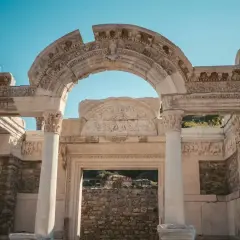 Imponerande ruiner från en antik stad i Turkiet. Detaljerade stenreliefer och kolonner vittnar om en svunnen tid.