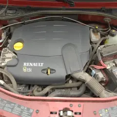 Silnik Renault 1.5 dCi. Widoczne elementy osłony silnika, akumulator Dacia, płyny eksploatacyjne. Idealne momenty dokręcania śrub 1.5 dCi.