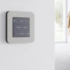 Panel de control moderno con botones para luz, salón y persianas, parte de dispositivos KNX para automatización del hogar.