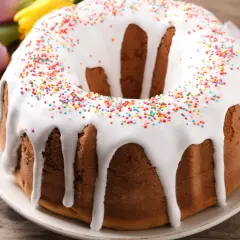 Pyszna babka z białym lukrem i kolorową posypką, gotowa na Wielkanoc.