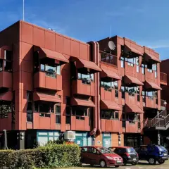 Rotes Gebäude mit markanten Fensterüberdachungen. Vielleicht das Zentrum für das bergischer löwe programm?