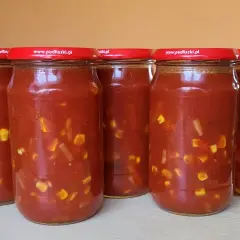 Sześć słoików domowego sosu słodko kwaśnego z kukurydzą i papryką. Idealny do dań kuchni azjatyckiej.
