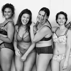 Szczęśliwe dziewczyny na plus, uśmiechnięte i pewne siebie w bieliźnie. Różnorodność ciał celebrowana z radością.