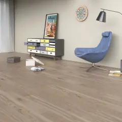 Drewniana podłoga w kolorze taupe, jaki to kolor? W pokoju stoi niebieski fotel, szafka z kolorowymi szufladami i lampa.