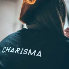Plecy osoby w bluzie z napisem "CHARISMA".