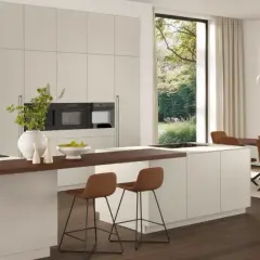 Cocinas abiertas al salón pequeñas, con isla central, electrodomésticos integrados y zona de comedor.