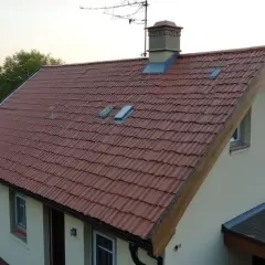 Ile kosztuje dach dwuspadowy? Materiały, robocizna, uniknij niespodzianek.