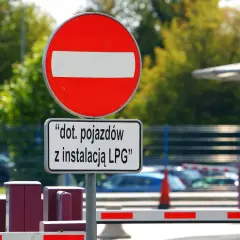 Znak B2 "zakaz wjazdu" z tabliczką informującą, że dotyczy pojazdów z instalacją LPG.