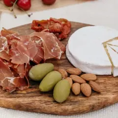 Czy pies może jeść Camembert? Ryzyko i bezpieczne alternatywy