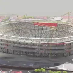 Widok stadionu Camp Nou w trakcie remontu. Widać konstrukcję, rusztowania i dźwigi budowlane.