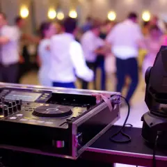 Kto płaci ZAiKS: DJ czy organizator? Uniknij nieporozumień na weselu