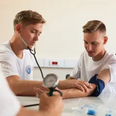 Opiekun medyczny mierzy ciśnienie, wspierając promocję zdrowia i profilaktykę.