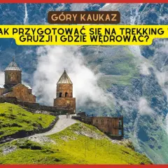 Góry Kaukaz: cerkiew Gergeti na tle mglistych szczytów. Przygotuj się na trekking w Gruzji!