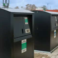 Moderna återvinningsstationer för glasförpackningar. En del av en hållbar framtid med fokus på återvinning av metall och andra material.