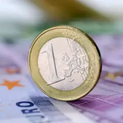 Moneta euro na fioletowym banknocie. Teneryfa waluta to euro, idealna na wakacje.