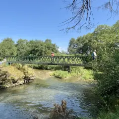 Ludzie na moście nad rzeką, odkrywający malownicze słowacki raj trasy.