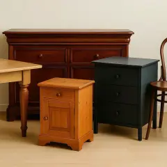 Un petit chevet en bois, prêt à être relooké, côtoie une commode sombre et une chaise courbée.