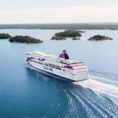 En stor färja från Silja Line glider fram genom ett vackert skärgårdslandskap. En perfekt start på en 24 timmars kryssning.