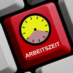 Rote Taste mit Uhr und "ARBEITSZEIT" Schriftzug, symbolisiert die Zeit im Metallgewerbe.