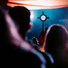 Jakie modlitwy podczas adoracji, aby wzmocnić swoją duchowość?