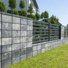 Nowoczesne ogrodzenie z betonowych bloczków i stalowych przęseł. Solidny fundament pod ogrodzenie, cena robocizny konkurencyjna.