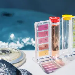 Testeur de pH et de chlore pour piscine. Le pH est légèrement élevé, il faut trouver comment augmenter le pH de l'eau naturellement.