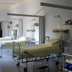 Puste łóżka szpitalne, gotowe na pacjentów. Karta ubezpieczenia zdrowotnego Niemcy przyda się w takich miejscach.