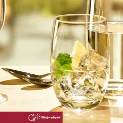 Eleganckie szklanki i kieliszki na stole, z lodem, cytryną i miętą. Idealne na letnie orzeźwienie.