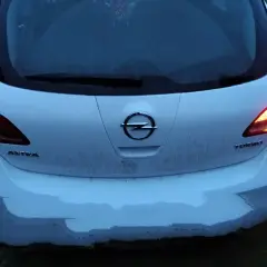 Opel Astra K wymiana żarówki tył. Tylne światło świeci, przygotowanie do wymiany.