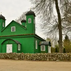 Zielony meczet w Kruszynianach, jedna z głównych atrakcji, z kamiennym murem i wieżami.