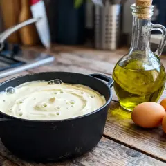 Préparation d'une mayonnaise maison avec des œufs frais et de l'huile d'olive.