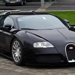Czarny Bugatti Veyron, symbol luksusu i osiągów. Jego imponująca bugatti cena odzwierciedla wyjątkowość i moc.