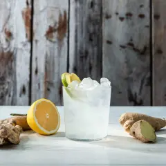 En uppfriskande Koskenkorva ginger drink med citron, lime och ingefära.