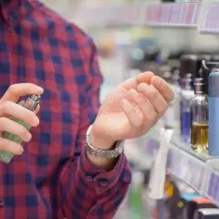 Hombre probando perfume en su muñeca, buscando la equivalencia de Borealia en Mercadona.