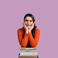 Ragazza sorridente con le mani sulle guance, appoggiata a una pila di libri. "Wow!" esclamazioni in inglese.