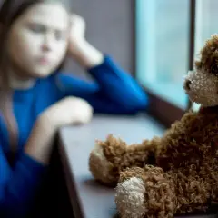 Jak walczyć z depresją u dziecka: 10 skutecznych metod pomocy