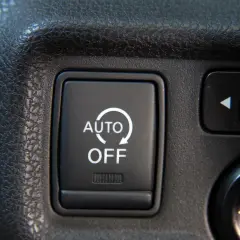 Przycisk "AUTO OFF" w samochodzie, który pozwala na wyłączenie start-stop na stałe.