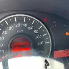 Kontrolki na desce rozdzielczej Nissan Micra: świeci się kontrolka kluczyka, wskazówka prędkościomierza na 0, a przebieg to 100388 km.